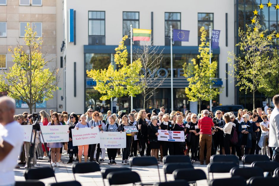 Pedagogai prašo palaikymo: palydėkime žygiuojančius streikuojančius mokytojus