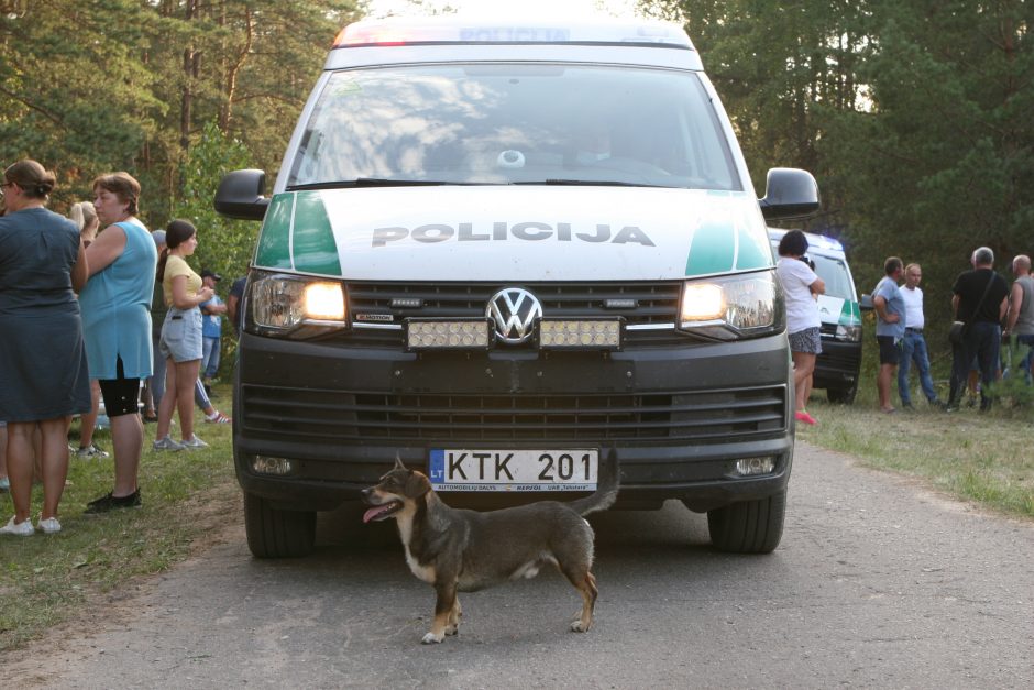 Į migrantų stovyklą Rūdninkuose nugabenta vandens patranka, šarvuočiai