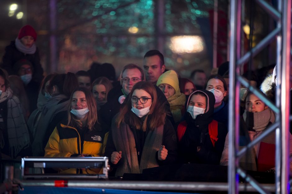 Olimpinis festivalis „Beijing 2022“ atidarytas: D. Montvydas dainomis tirpdė čiuožyklos ledą