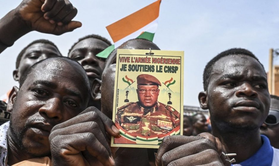 Nuversto Nigerio prezidento advokatai iškels bylą prieš perversmo lyderius
