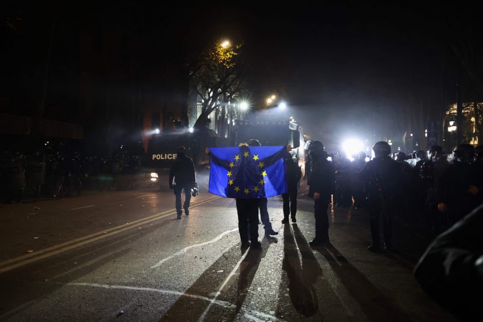 Sakartvelo policija per antrąją protestų naktį sulaikė 107 žmones 