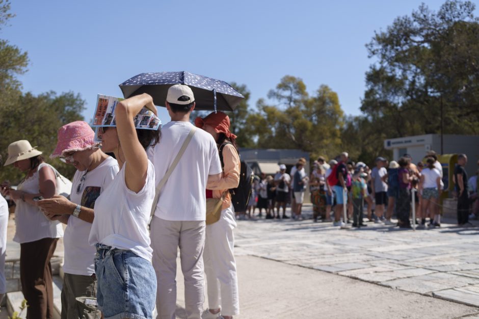 Pietų Europoje – karščio banga: Atėnuose uždarytas Akropolis, kitur kovojama su gaisrais