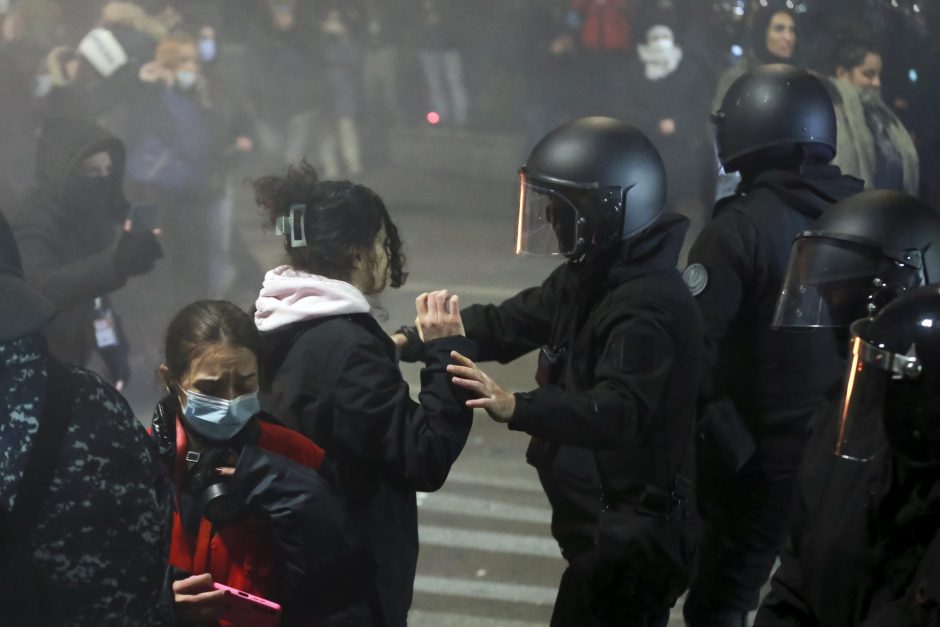 Sakartvelo protestuotojai antrą naktį iš eilės susirėmė su policija