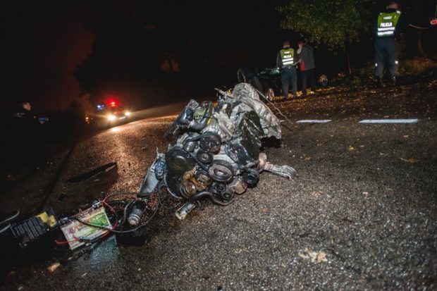 Avarija Rokuose: po smūgio į medį vairuotojas atsidūrė ligoninėje