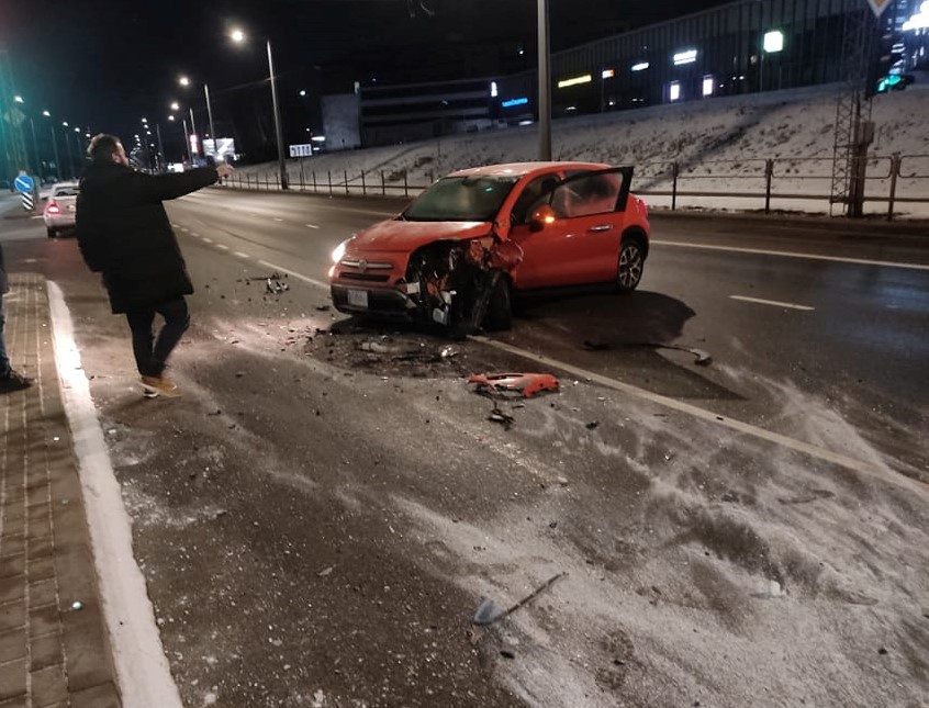 Per neblaivaus vairuotojo sukeltą avariją Vilniuje nukentėjo du žmonės