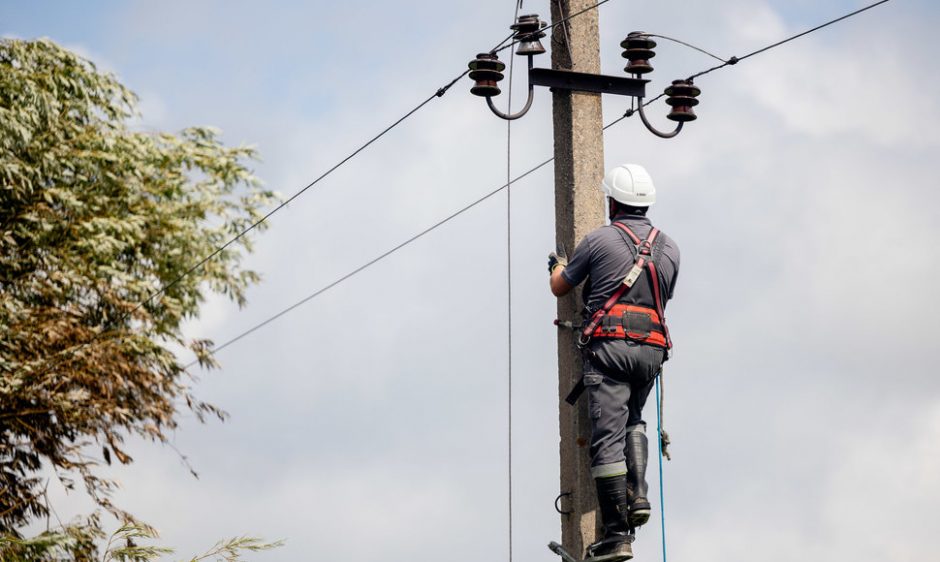 Šalinti elektros tiekimo sutrikimus Joniškio rajone siunčiami Latvijos elektrikai