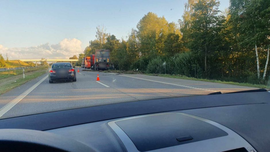 Spūstis prie Kauno: dėl vilkiko avarijos apribotas eismas 