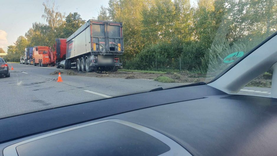 Spūstis prie Kauno: dėl vilkiko avarijos apribotas eismas 