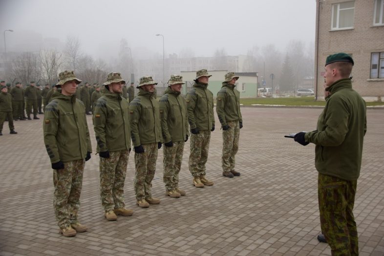 Oficialiai išlydėti į misiją Irake išvykstantys instruktoriai