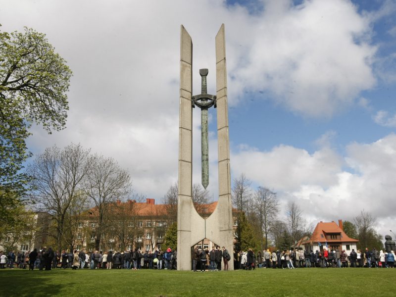 Apklausa: daugelis klaipėdiečių – už sovietinės simbolikos nukėlimą nuo memorialo centre