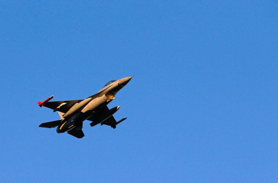 „Bloomberg“: Ukraina pagaliau gavo pirmuosius naikintuvus F-16
