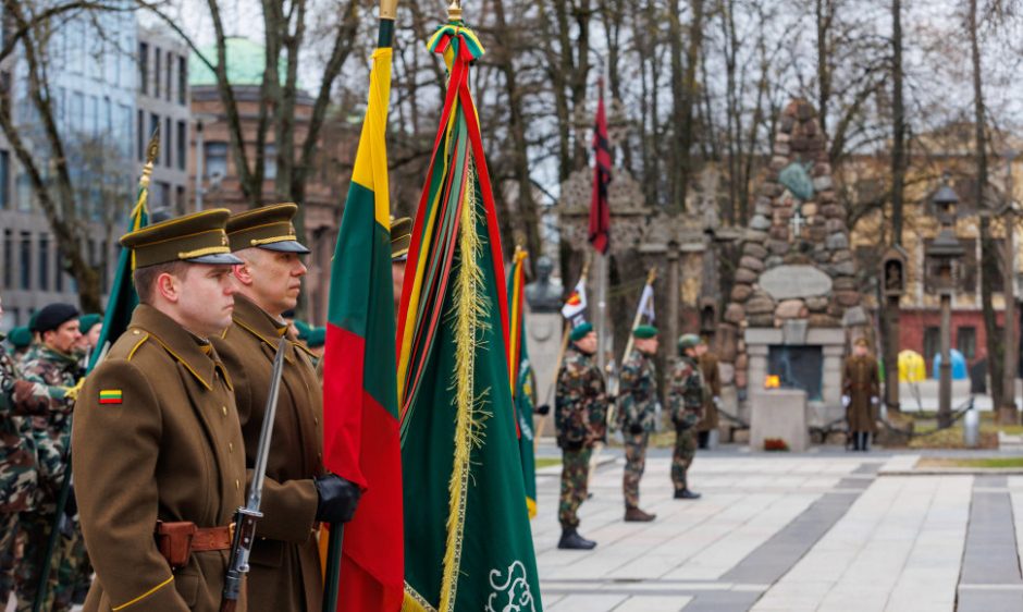 Vyriausybė šauliams perdavė tūkstančius šalmų, miegmaišių, taip pat palapinių, liemenių