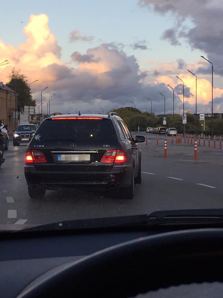 Kauniečius pribloškė akiplėšiškas „Mercedes-Benz“ vairuotojo elgesys