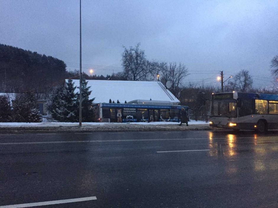 Vilniuje nuo kelio nuvažiavo maršrutinis autobusas