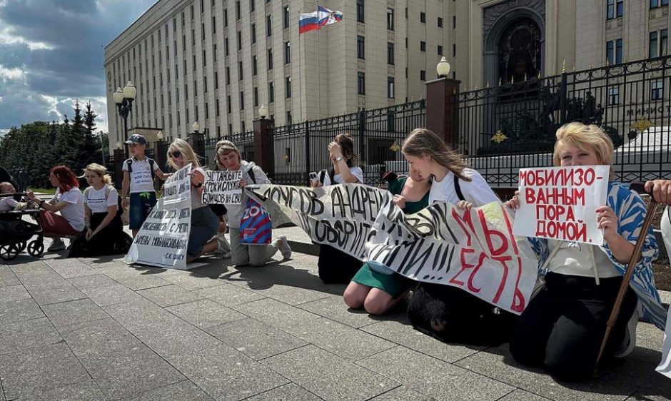 Prie Rusijos gynybos ministerijos moterys protestavo prieš vyrų šaukimą į kariuomenę