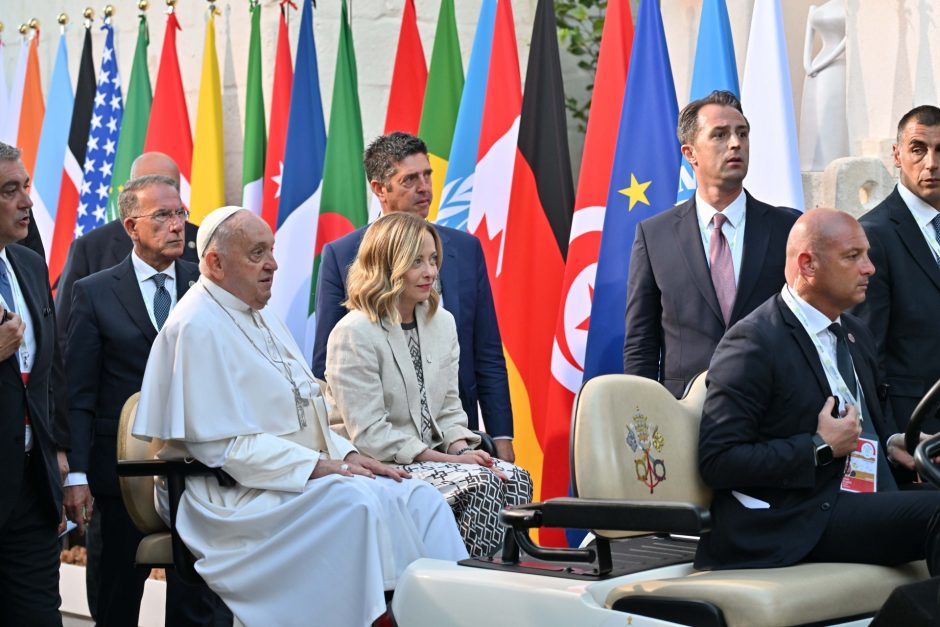 G-7 viršūnių susitikime Italijoje – ir apsikabinimai, ir žudantys žvilgsniai