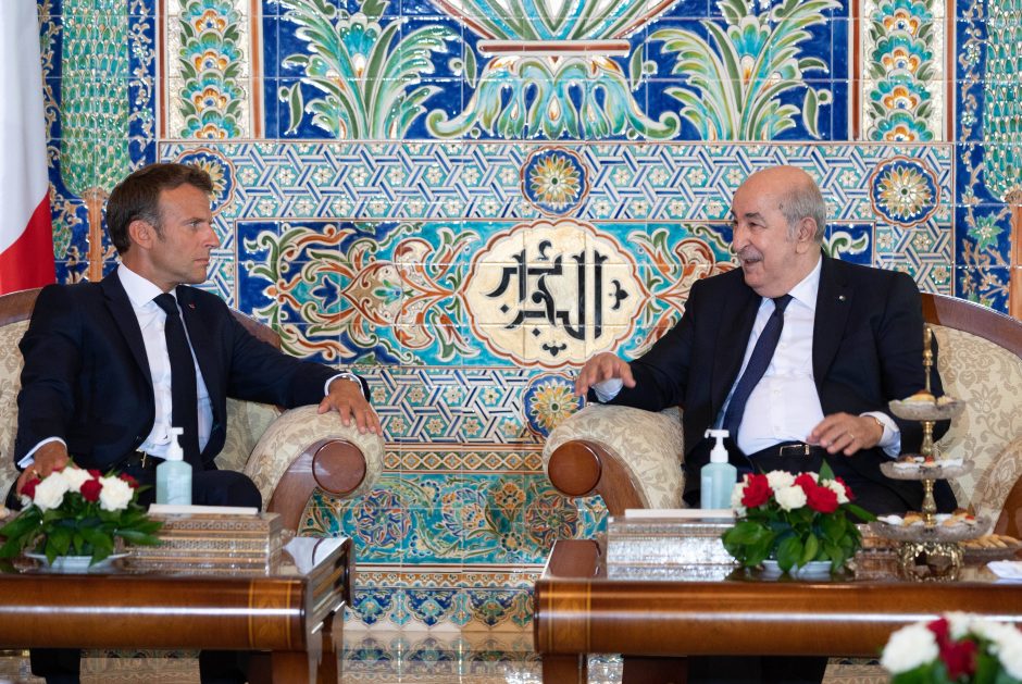Prancūzijos prezidentas atvyko į Alžyrą taisyti įtemptų dvišalių santykių