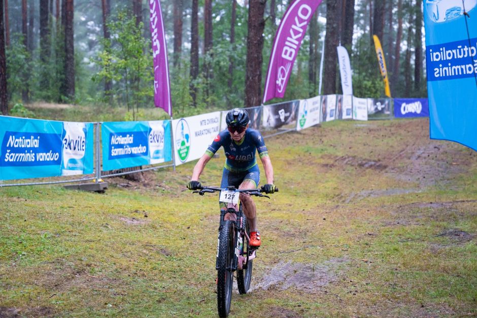 Ekstremalios sąlygos favoritų nesutrikdė: MTB lenktynėse Ignalinoje triumfavo Lietuvos čempionai