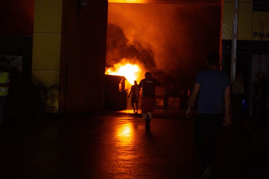 „Žalvaris“: gaisras Kaune užgesintas, sudegė šimtai tonų popieriaus ir plastiko