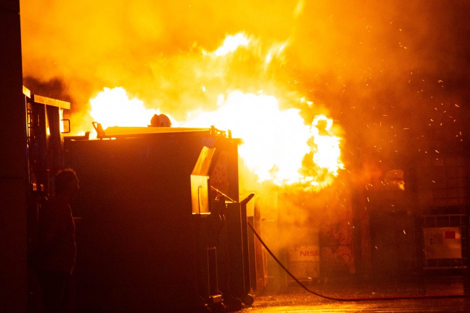 Didžiulis gaisras Kauno atliekų įmonėje – suvaldytas: aušinami pavieniai židiniai, pradėtas tyrimas 