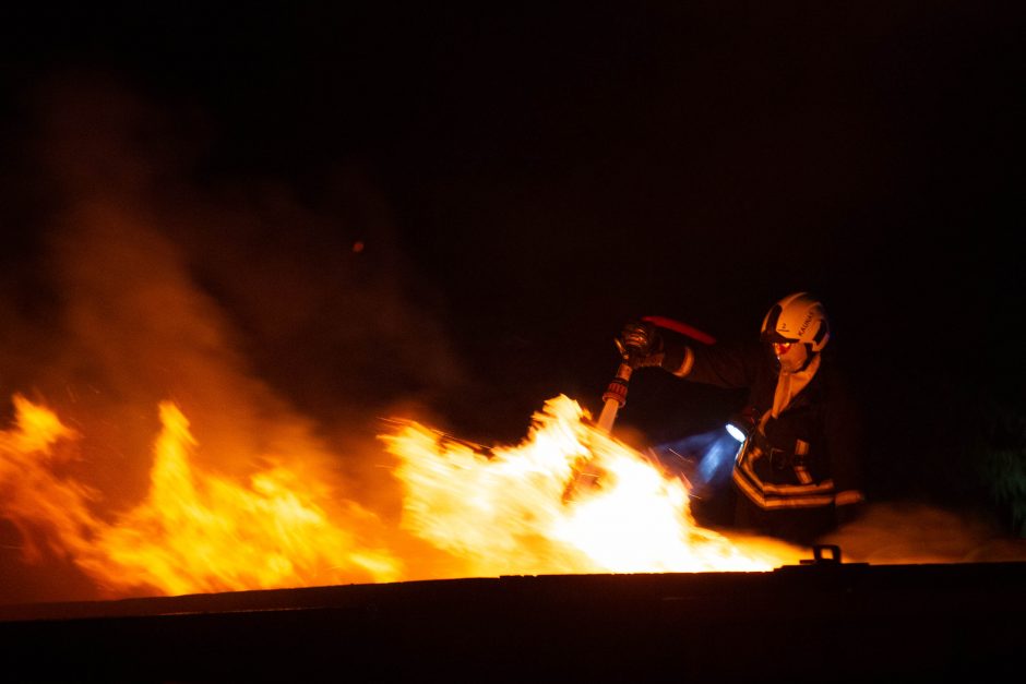 Didžiulis gaisras „Žalvaryje“: teritoriją žvalgė ir dronais