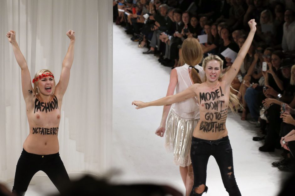 Paryžiaus madų savaitėje - „Femen“ nuogalių išpuolis