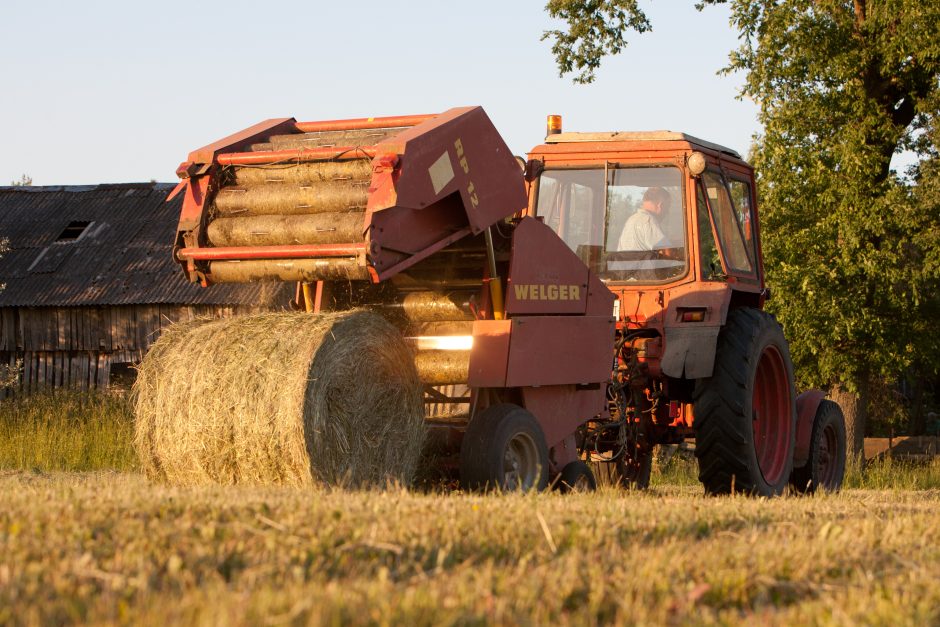 Kupiškio rajone po traktoriaus padargais žuvo žmogus