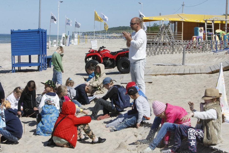 Vaikams pasakojo apie saugų elgesį