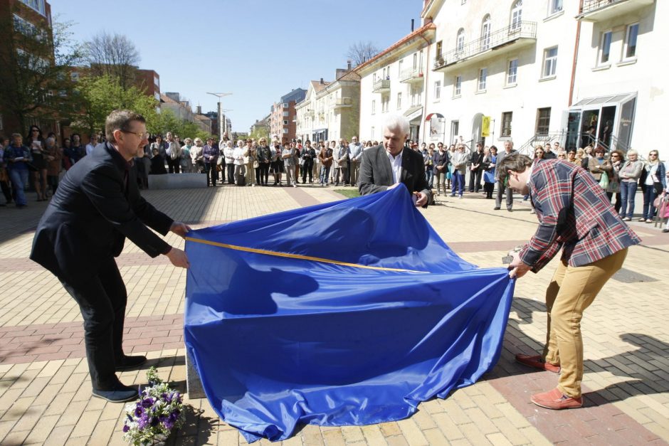 M.Mažvydo alėją papuošė šuoliuojančios žuvys 