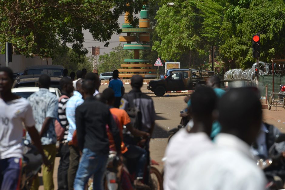 Burkina Faso sostinėje atakuota Prancūzijos ambasada ir kariuomenės būstinė