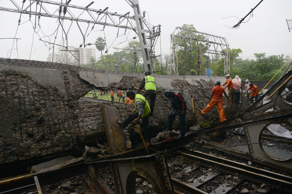 Mumbajaus traukinių stotyje sugriuvo dalis pėsčiųjų tilto, yra sužeistųjų