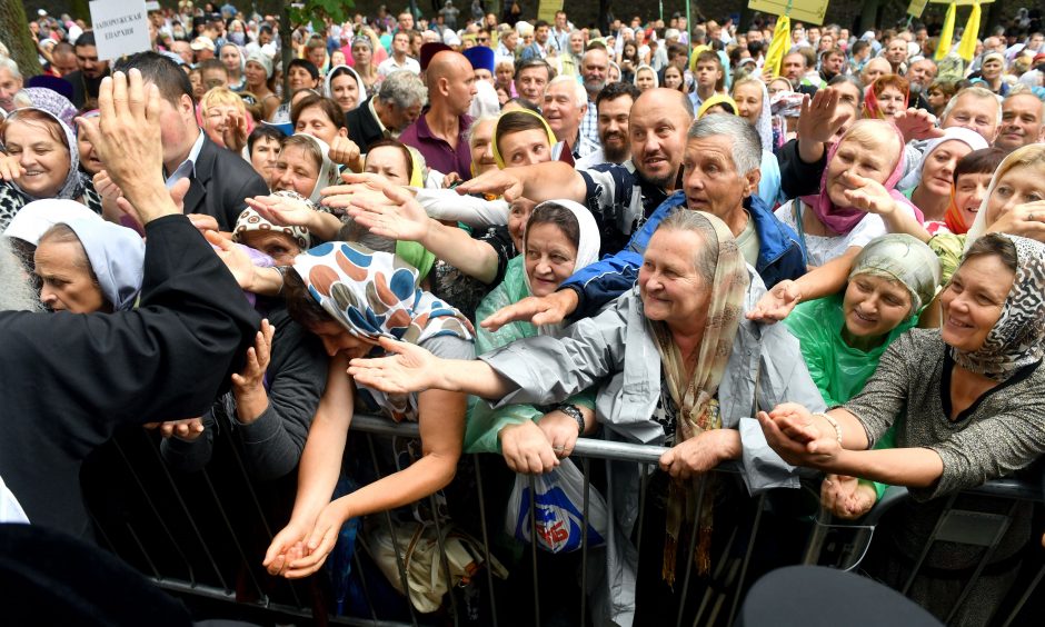 Ukrainoje tūkstančiai žmonių paminėjo šalies krikštą per Maskvos remiamą procesiją