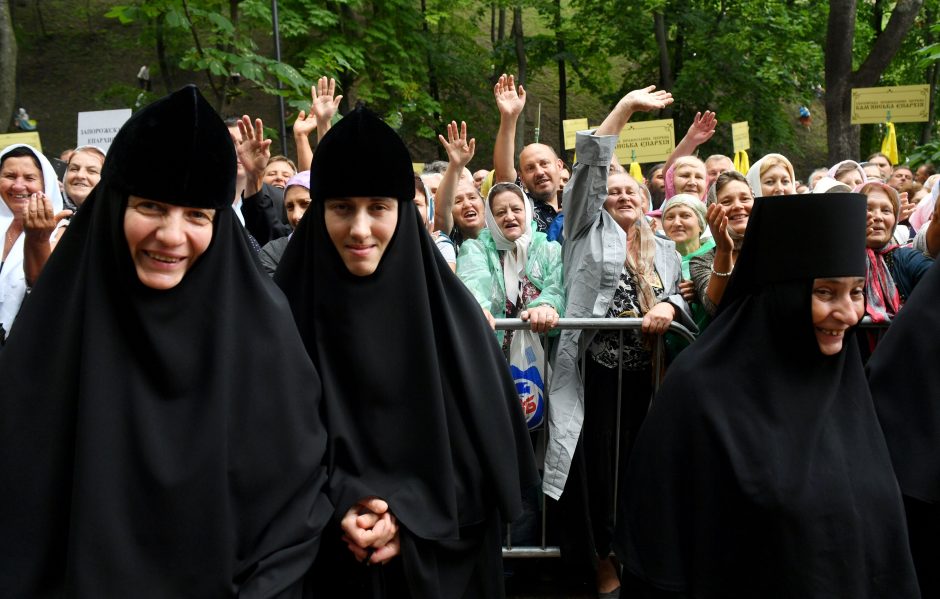 Ukrainoje tūkstančiai žmonių paminėjo šalies krikštą per Maskvos remiamą procesiją