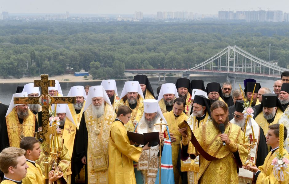 Ukrainoje tūkstančiai žmonių paminėjo šalies krikštą per Maskvos remiamą procesiją