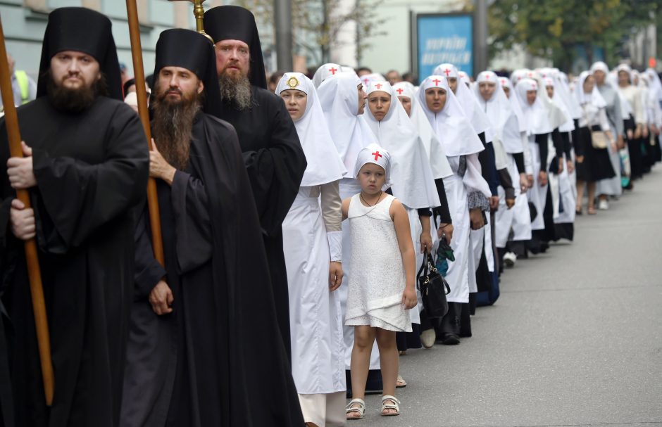 Ukrainoje tūkstančiai žmonių paminėjo šalies krikštą per Maskvos remiamą procesiją