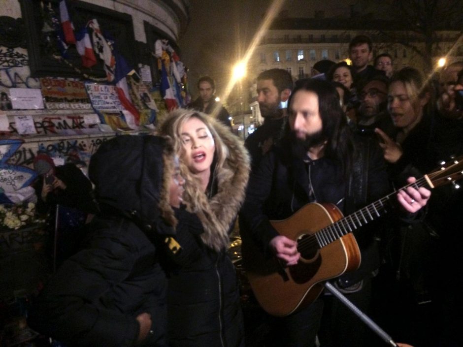 Madonna Paryžiuje pagerbė išpuolių aukas