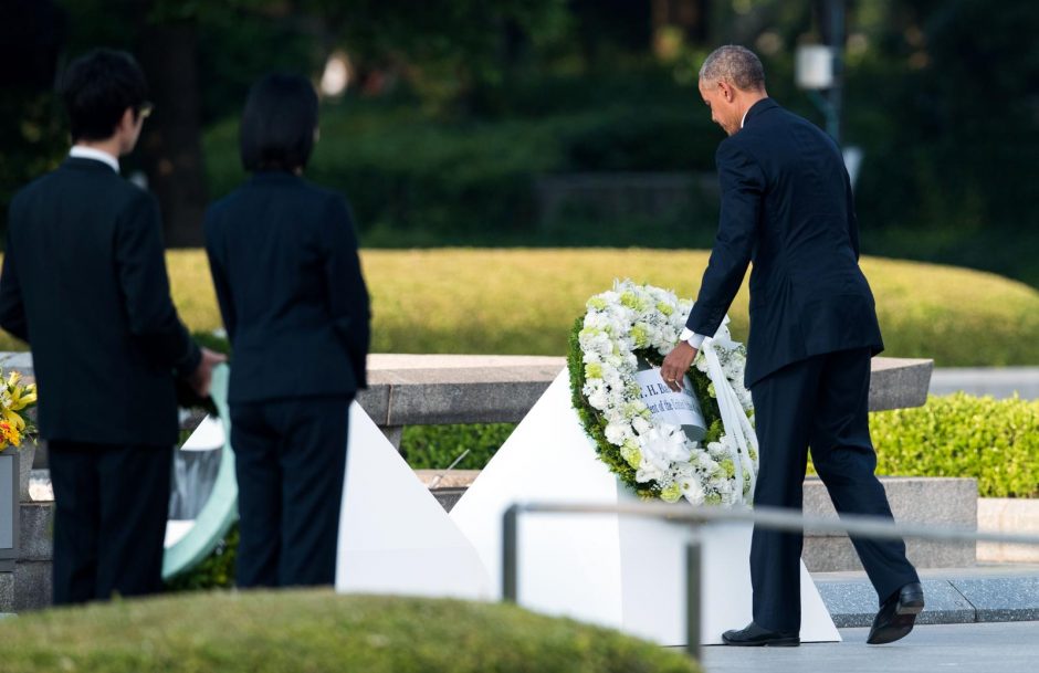 B. Obama su istoriniu vizitu atvyko į Hirošimą