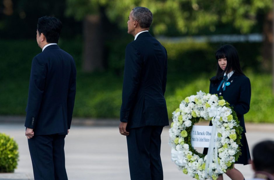 B. Obama su istoriniu vizitu atvyko į Hirošimą