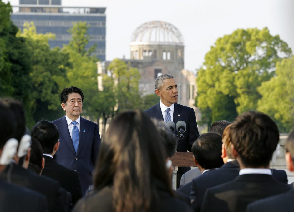 B. Obama su istoriniu vizitu atvyko į Hirošimą