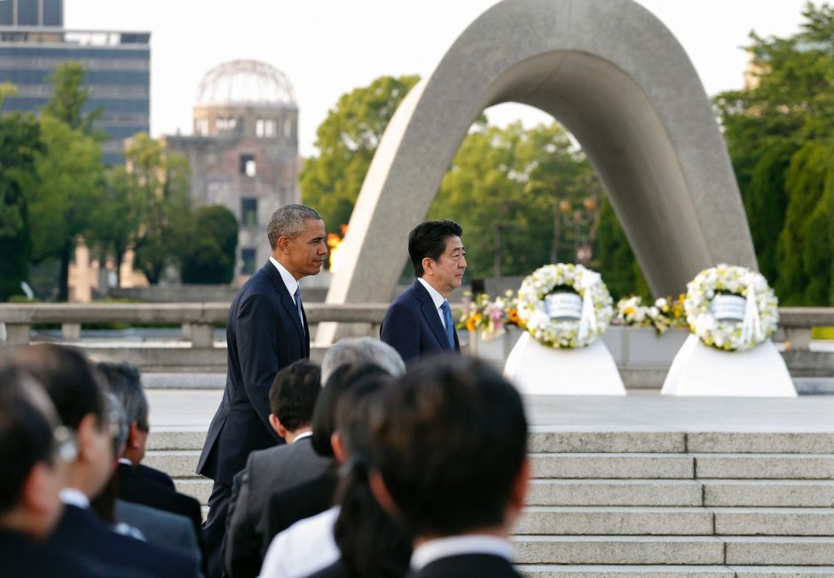 B. Obama su istoriniu vizitu atvyko į Hirošimą