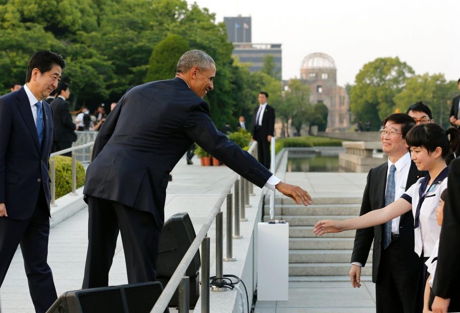 B. Obama su istoriniu vizitu atvyko į Hirošimą