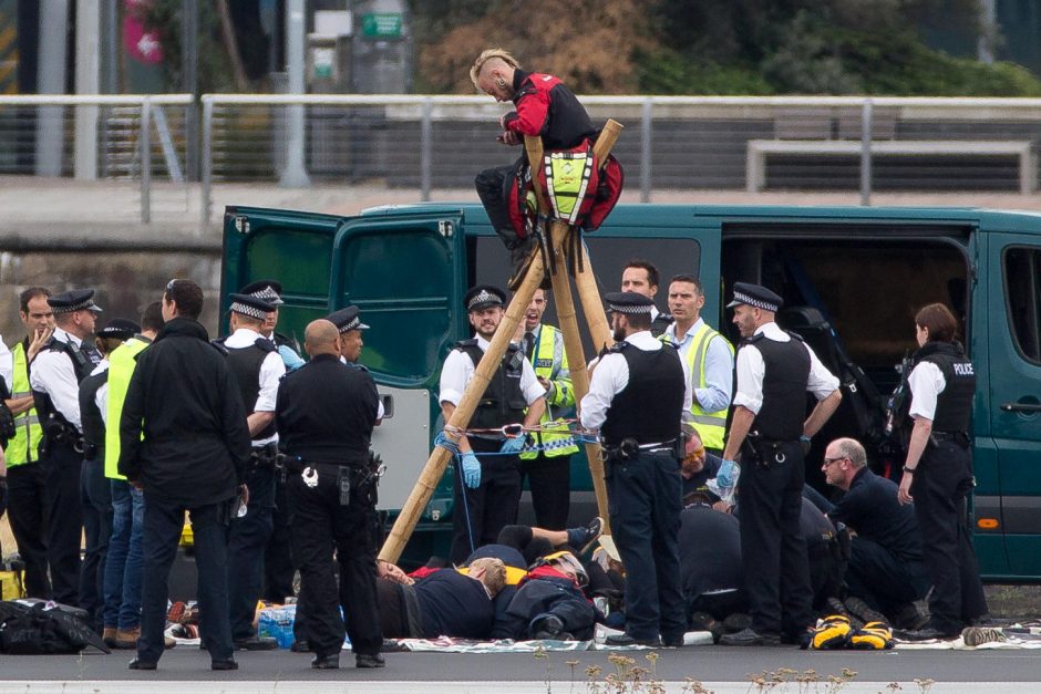 Juodaodžių teisių gynėjų protestas blokavo Londono oro uostą