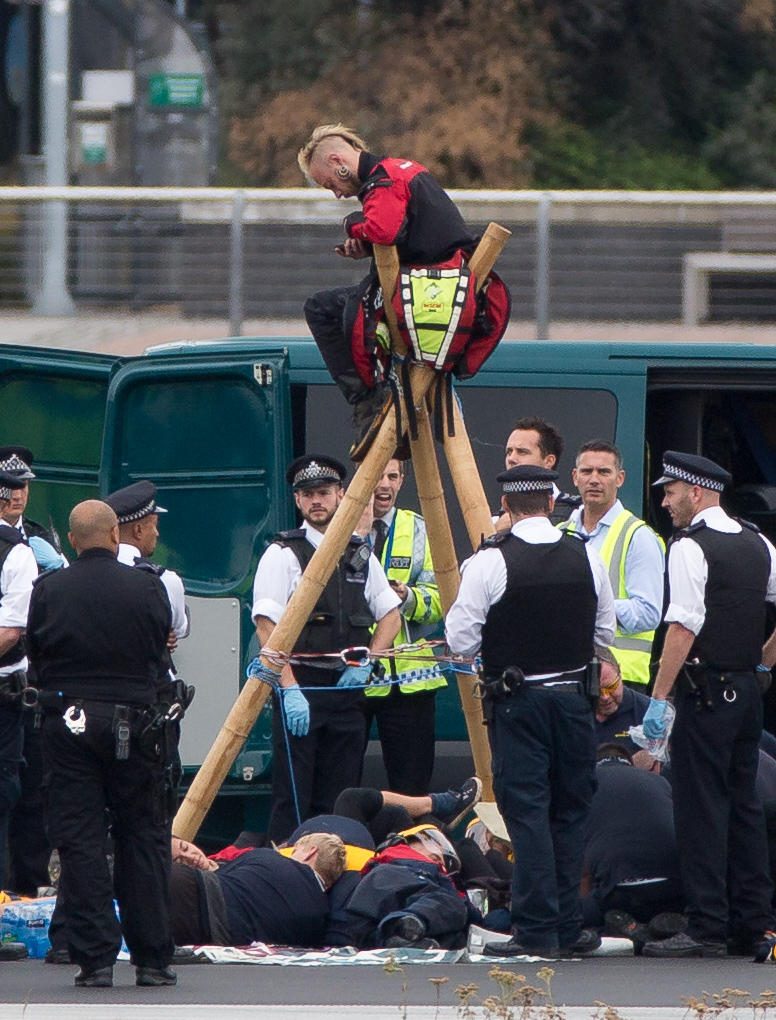 Juodaodžių teisių gynėjų protestas blokavo Londono oro uostą