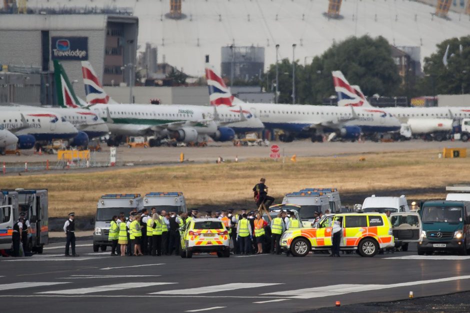 Juodaodžių teisių gynėjų protestas blokavo Londono oro uostą