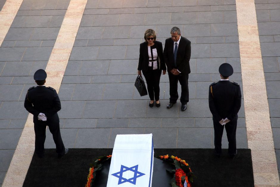 Izraelis į paskutinė kelionę palydi buvusį prezidentą