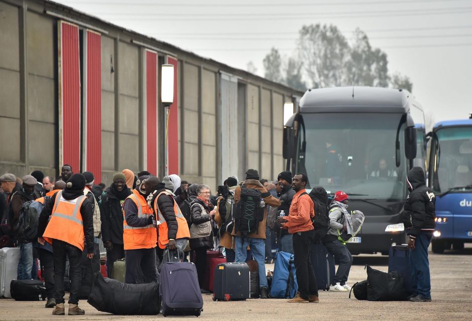 Prancūzijoje migrantai evakuojami iš „Džiunglių“ 