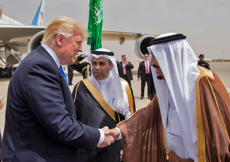 D. Trumpas Saudo Arabijoje pradėjo pirmą savo užsienio vizitą