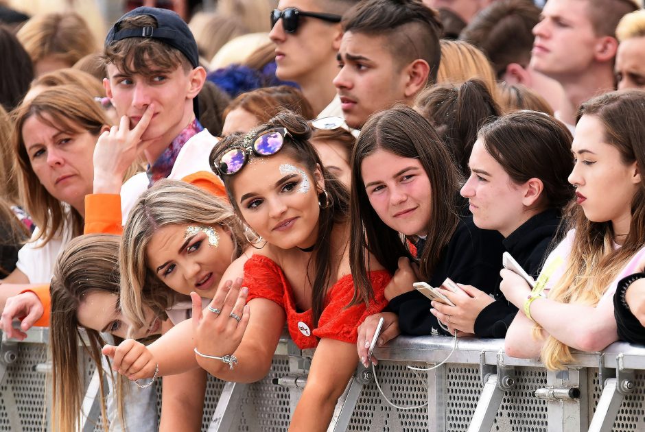 Mančesteryje muzikos žvaigždės ragino nepasiduoti terorizmui 