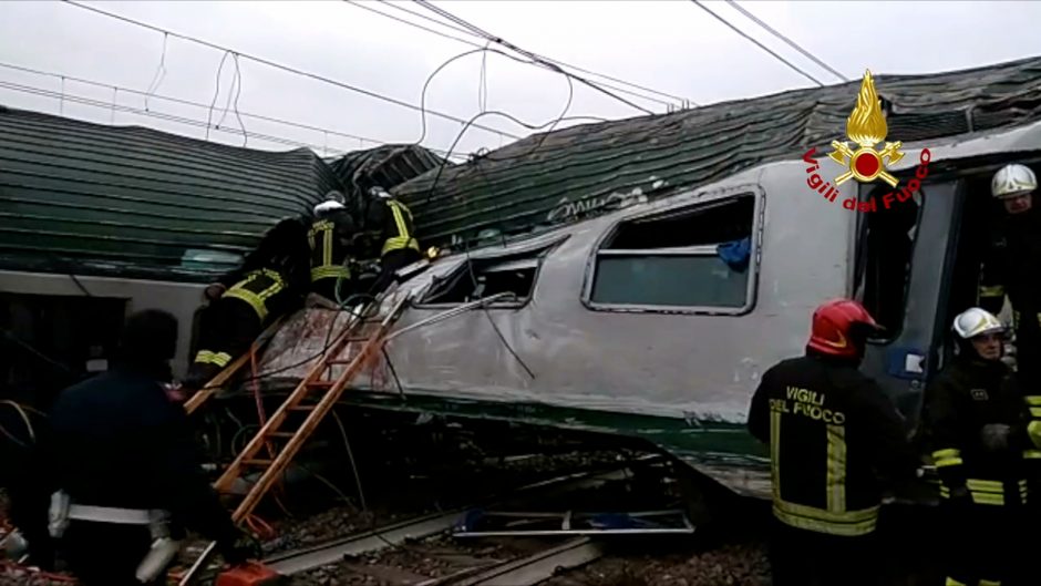 Netoli Milano nuo bėgių nuvažiavo traukinys, yra žuvusiųjų