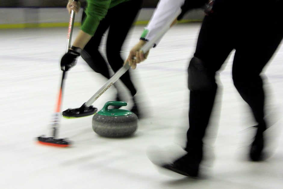 Buvusią irkluotoją pakerėjo šachmatai ant ledo